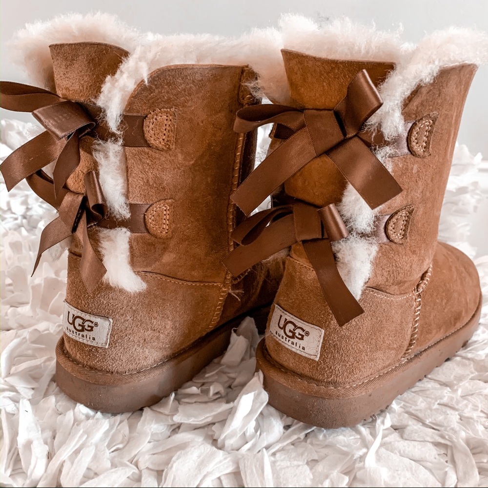 Brown bow uggs/ lightly worn
